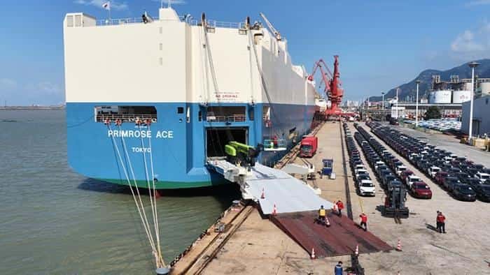 Véhicules embarqués sur un navire roulier (Ro-Ro) à quai