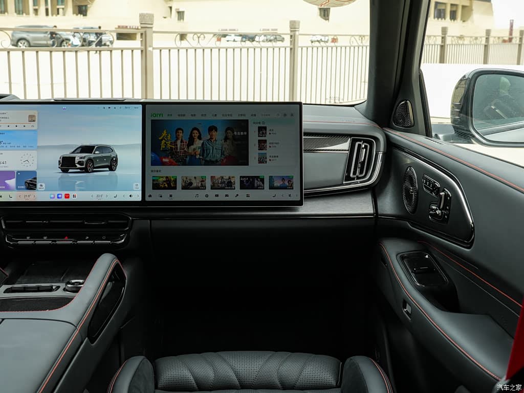 Zeekr 8X 55 kWh range — Zeekr 8X driver cockpit, for export